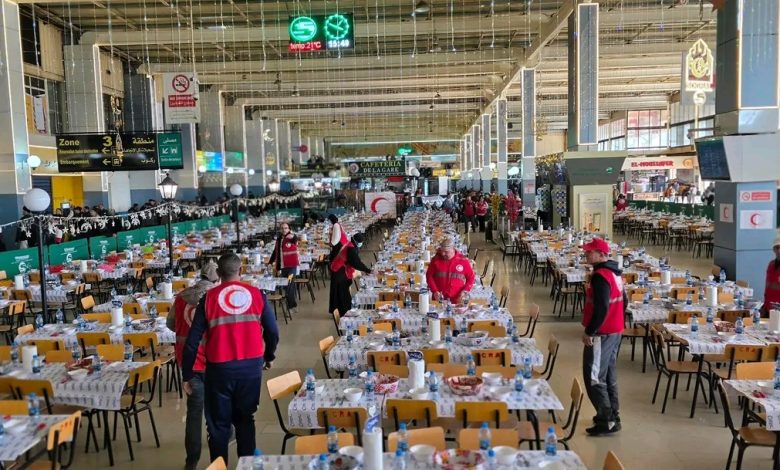 الهلال الأحمر الجزائري يفتح أكبر مطعم لإفطار الصائمين بمحطة الخروبة بالعاصمة