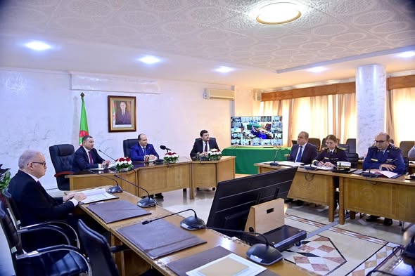 الوزير الأول يترأس اجتماعا وزاريا حول خطة العمل الاستباقية لاحتواء انتشار الجراد