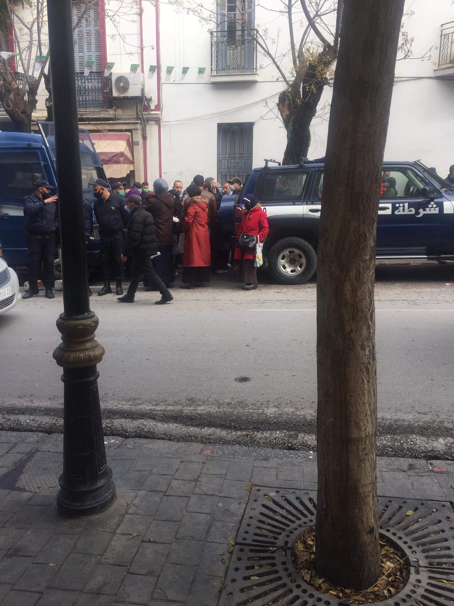 إعتصام سكان عديد أحياء بلدية قسنطينة أمام الدائرة.