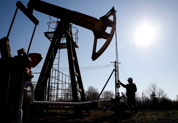 أسعار النفط تقفز إلى 111 دولاراً للبرميل