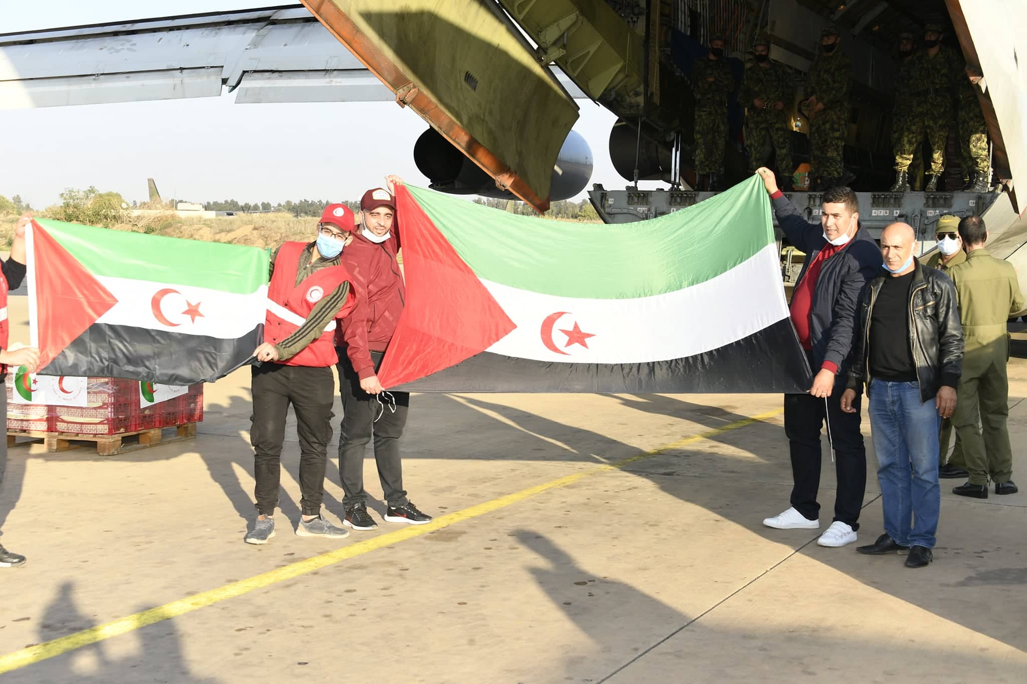 الهلال الأحمر الجزائري يسلم 60 طنا من المساعدات الإنسانية لنظيره الصحراوي