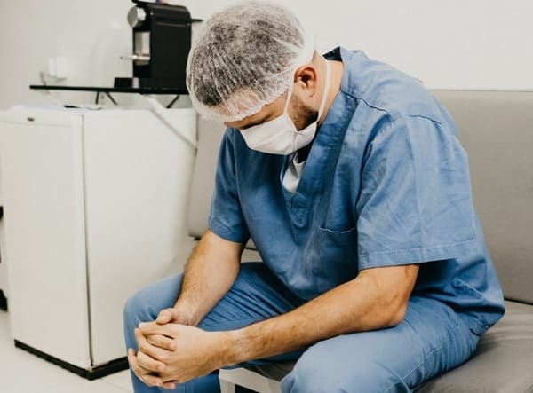 120حالة وفاة و9146 إصابة في صفوف الأطقم الطبية و الإدارية 