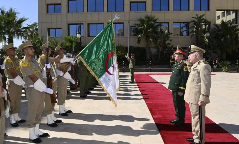 الفريق أول شنقريحة يستقبل مدير الدائرة العامة للجيش الفيتنامي