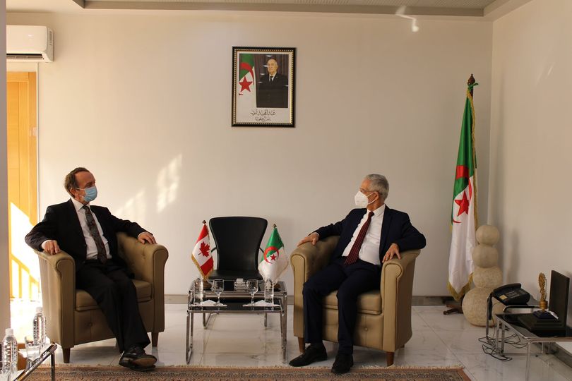 تطوير التعاون الثنائي محور محادثات آيت علي مع السفير الكندي بالجزائر