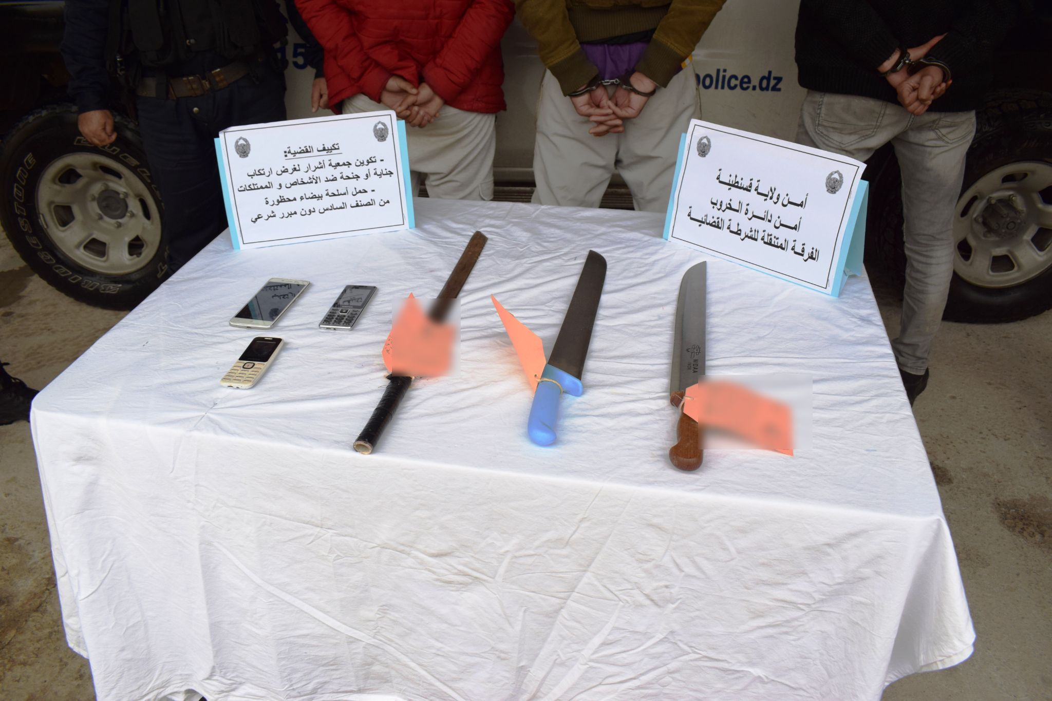 تفكيك شبكة إجرامية من 3أشخاص وحجز أسلحة بيضاء محظورة بالخروب قسنطينة 
