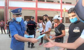 قسنطينة نقطة انطلاق حملة الأمن الوطني لتوزيع الكمامات 