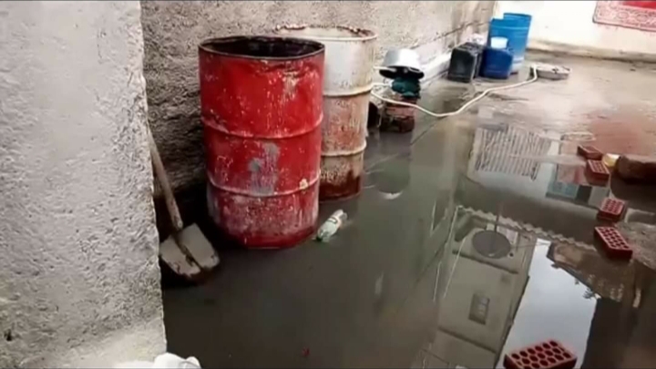  سكان حي الحجار بسيقوس يغرقون في مياه الصرف الصحي