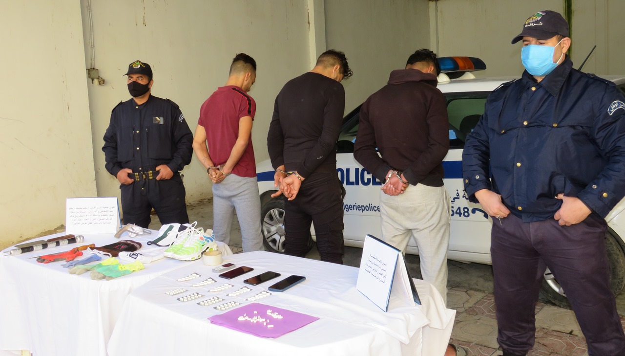 الإطاحة بعصابة سرقة خطيرة تضم مسبوقين و حجز سلاح ناري بقسنطينة 