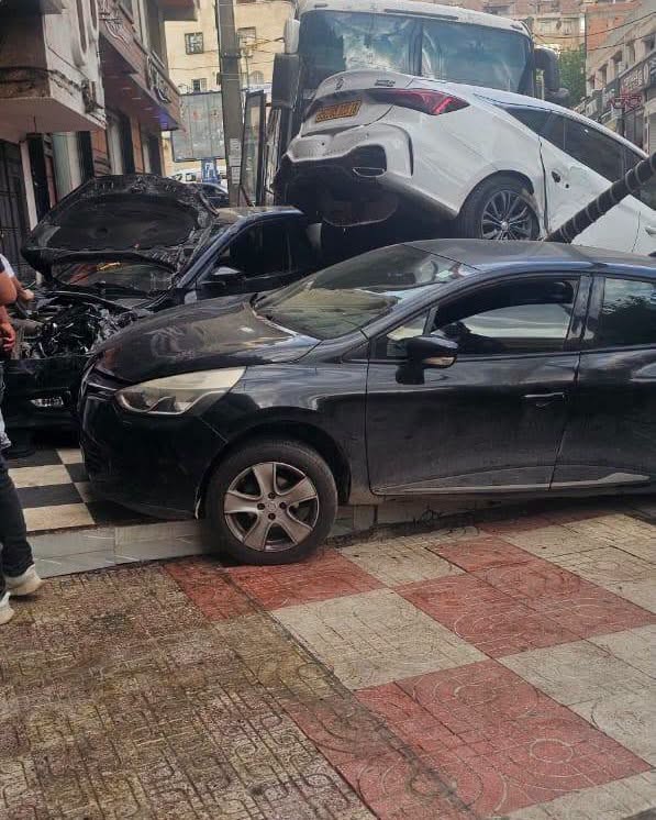 اصطدام حافلة بـ3 سيارات في تيزي وزو