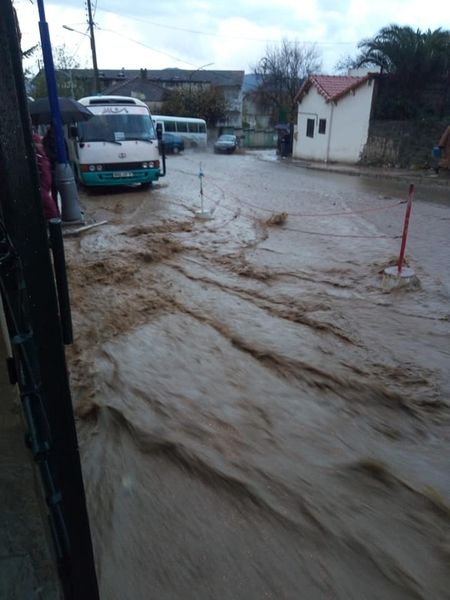 مياه الأمطار تغمر طرقات وشوارع مدينة الميلية بجيجل