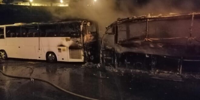احتراق 4 حافلات لنقل المسافرين في حريق حظيرة وسط مدينة قالمة  