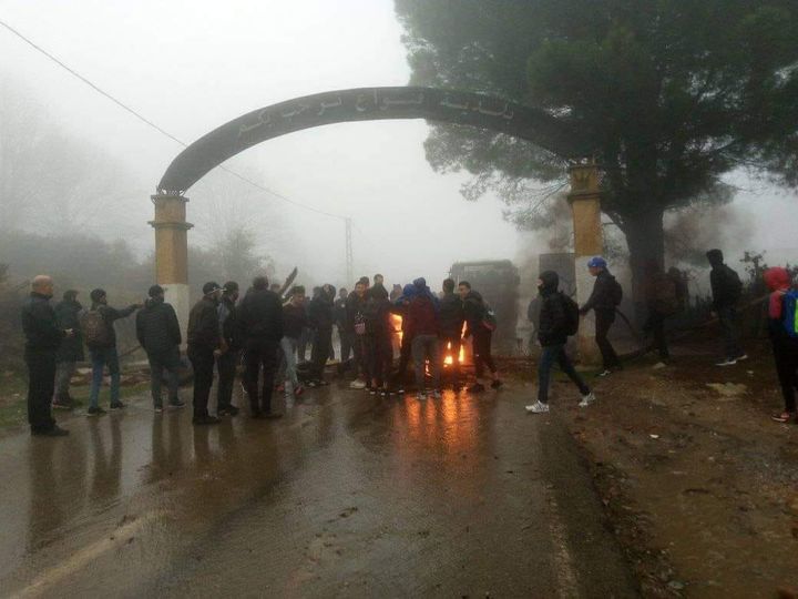 تلاميذ بلدية قنواع بسكيكدة  يقطعون الطريق الوطني رقم 07 