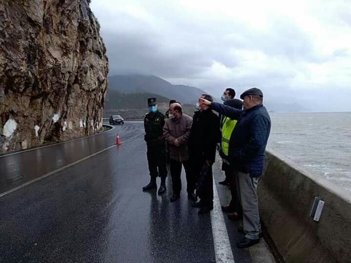 إنهيارات صخرية بالكورنيش الجيجلي يثير هلع  مستعملي الطريق