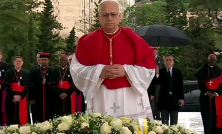 البابا ليون الرابع عشر يضع إكليلًا من الزهور بمقام الشهيد